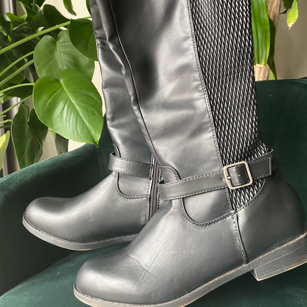 Black winter boots